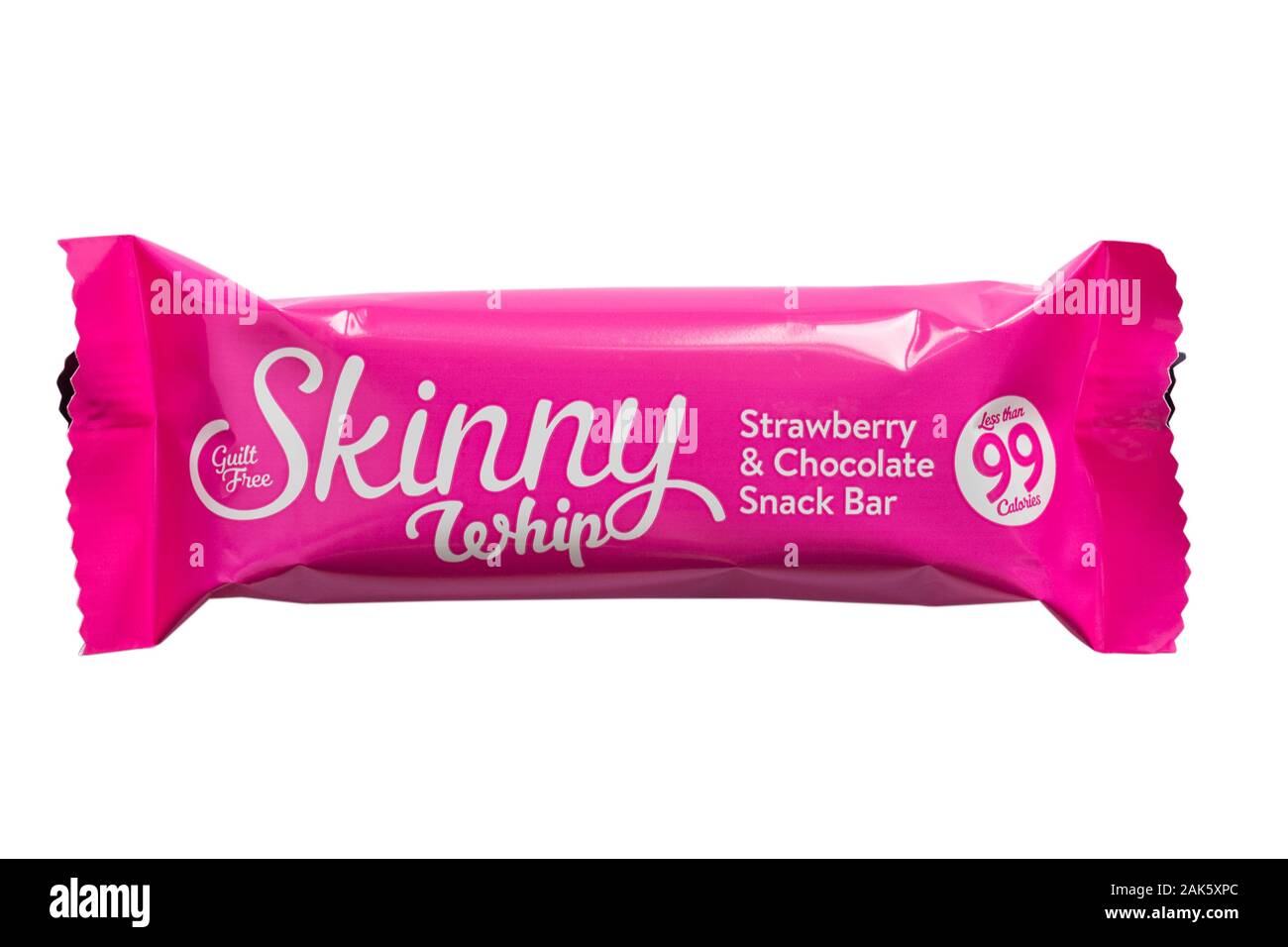 Skinny sans culpabilité Fraise et Chocolat Fouet Snack-bar isolé sur fond blanc - moins de 99 calories Banque D'Images