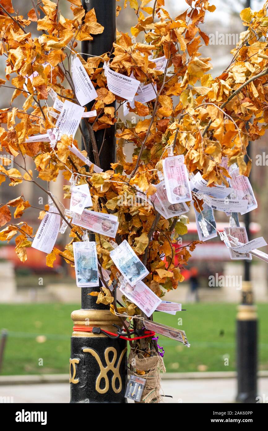 7 janv. 2020 London UK pro et anti brexit manifestants devant les Chambres du Parlement un 'magic' arbre d'argent mis en place par les partisans Ian DavidsonAlamy brexit Crédit Live News Banque D'Images