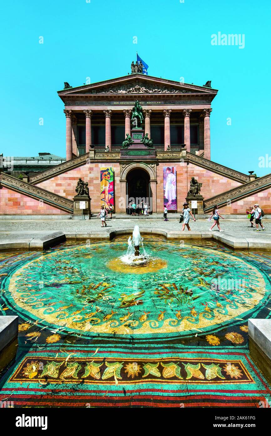 Berlin-Mitte : Museumsinsel, Brunnenanlage vor der alten Nationalgalerie, Berlin | Le monde d'utilisation Banque D'Images
