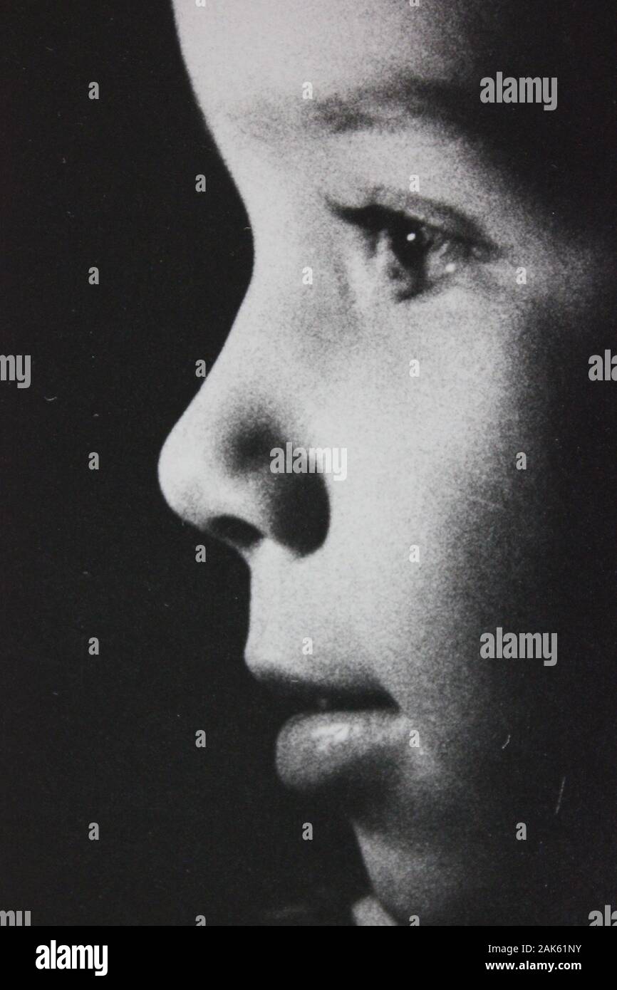 Belle photographie d'époque noir et blanc des années 1970 d'un portrait d'une jeune fille heureuse Banque D'Images