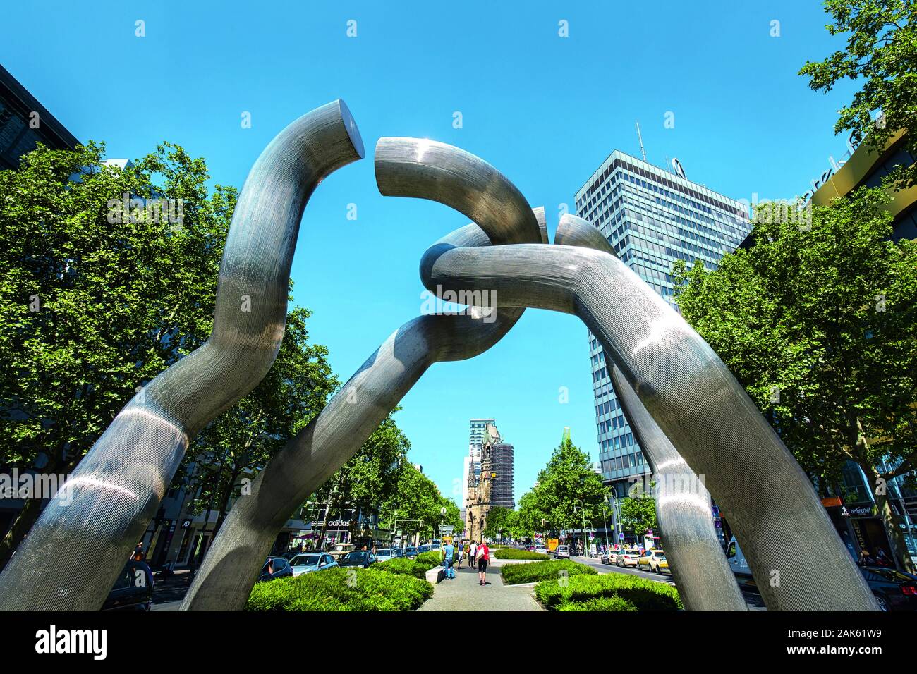 Berlin-Mitte : Skulptur 'Berlin' auf dem Mittelstreifen der Tauentzienstrasse mit Blick auf die Kaiser-Wilhelm-Gedaechtniskirche, Berlin | worldw Banque D'Images