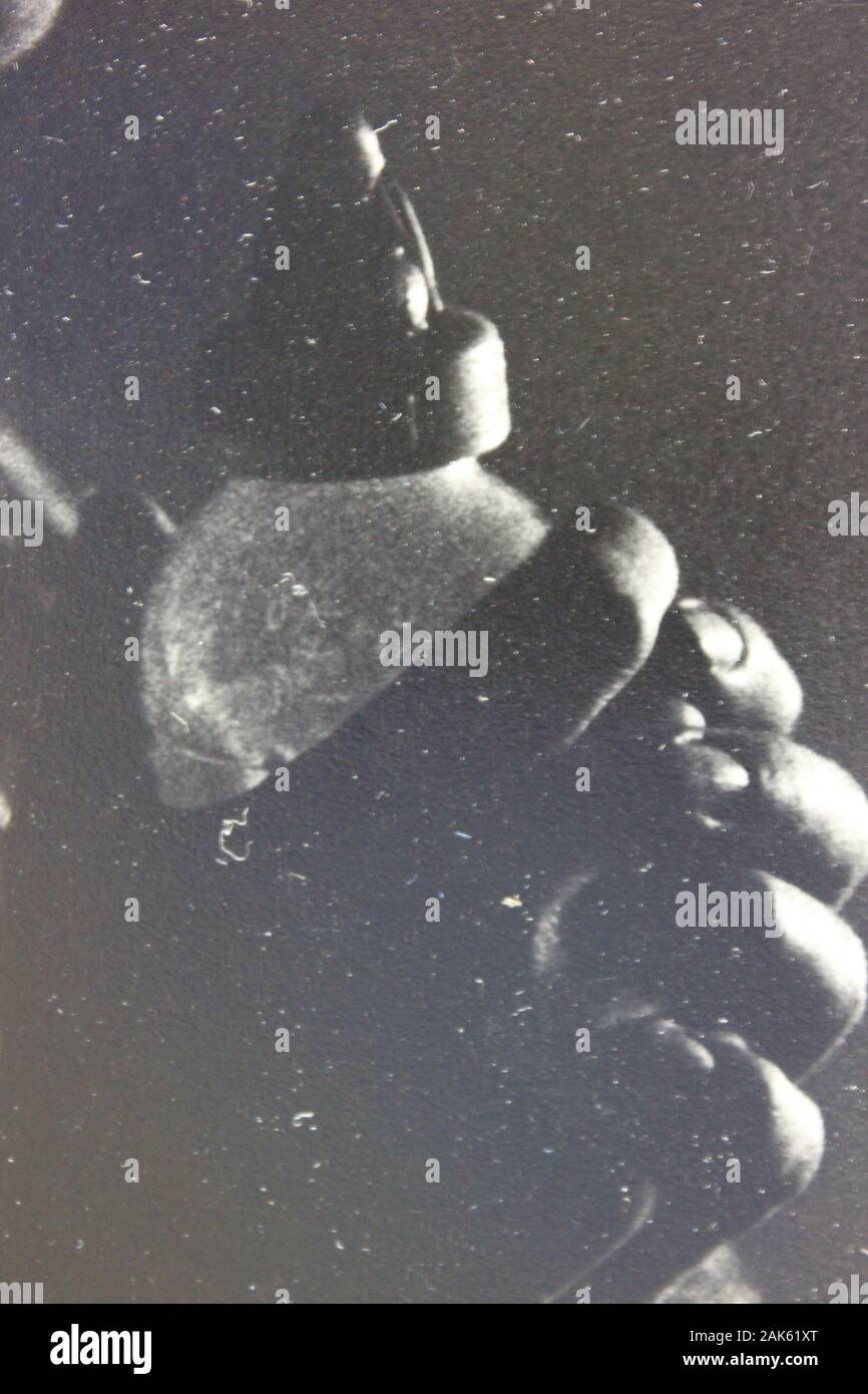 Belle photographie vintage noir et blanc des années 1970 d'une bouteille de bébé Banque D'Images