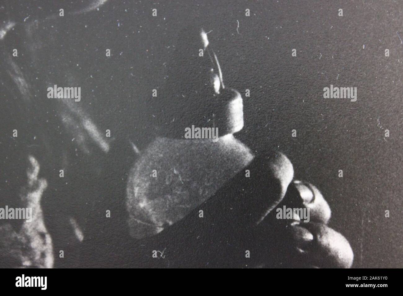 Belle photographie vintage noir et blanc des années 1970 d'une bouteille de bébé Banque D'Images