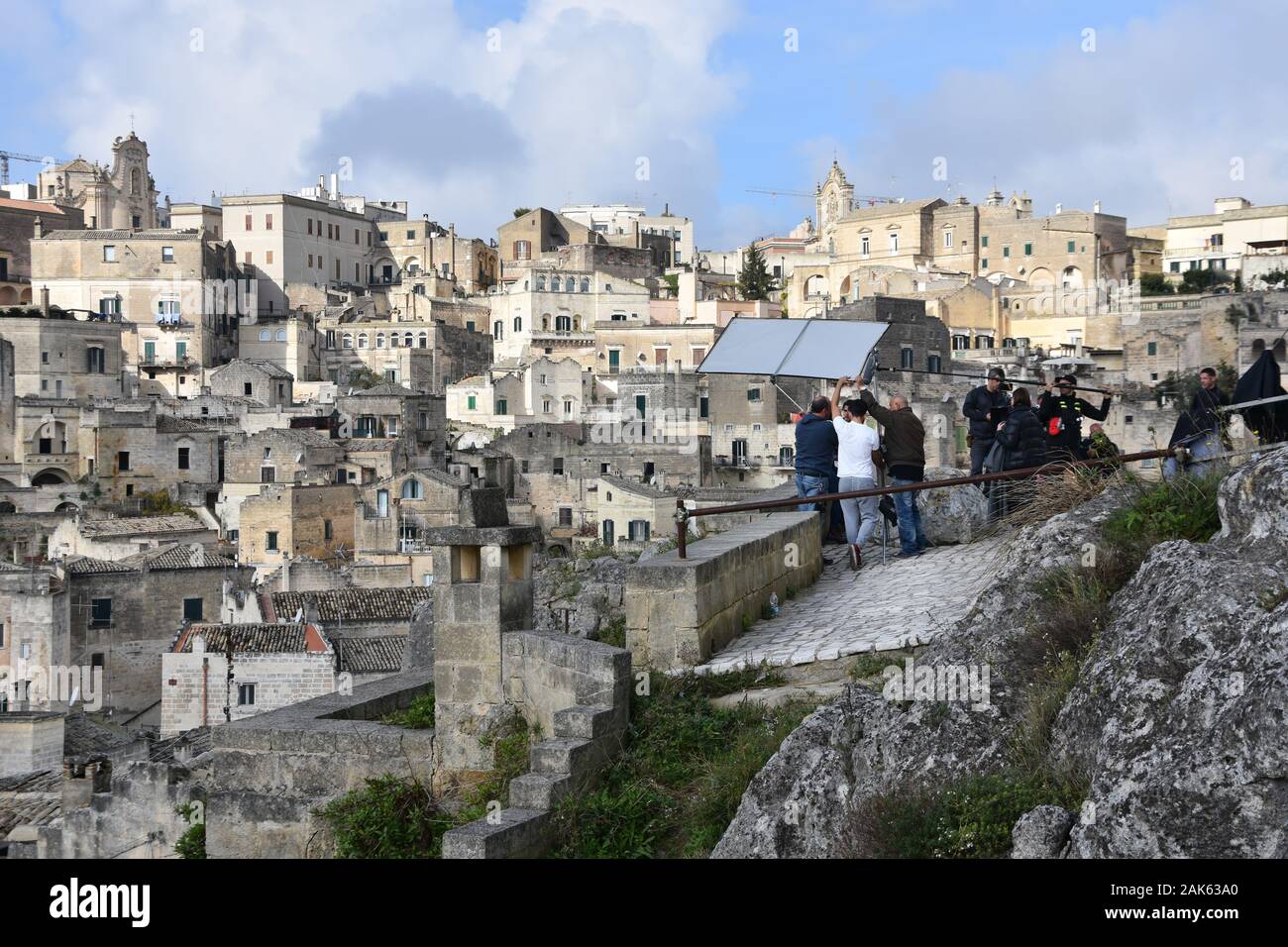 Matera, Italie - 10 novembre 2018: Équipe de tournage de films sur set tournage film; scène avec acteurs principaux surplombant la vieille ville de Matera - un héritag mondial de l'UNESCO Banque D'Images