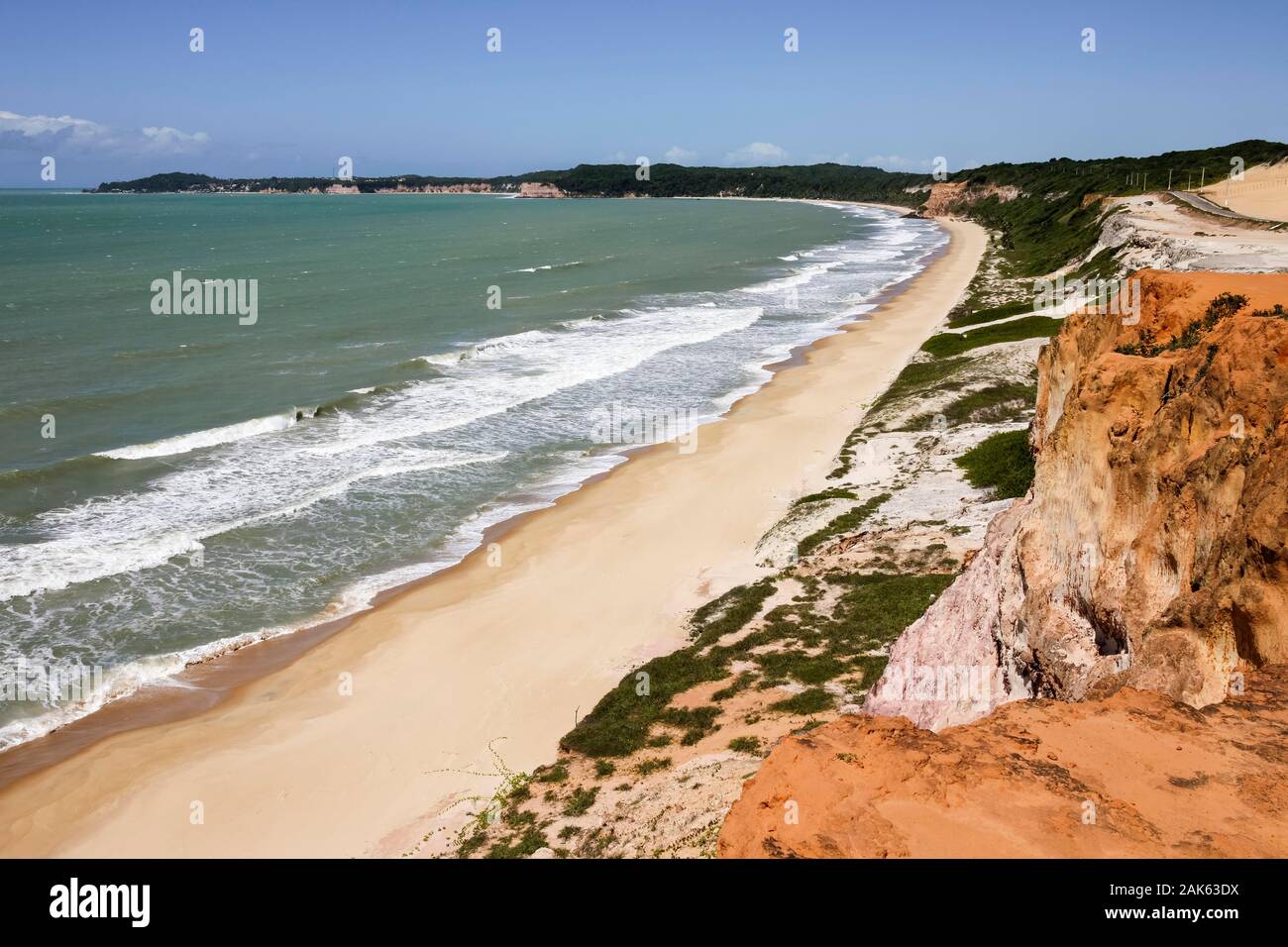 Longue plage de sable sur la côte Atlantique, près de Praia da Pipa Municipio de Natal, Rio Grande do Norte, Brésil Banque D'Images
