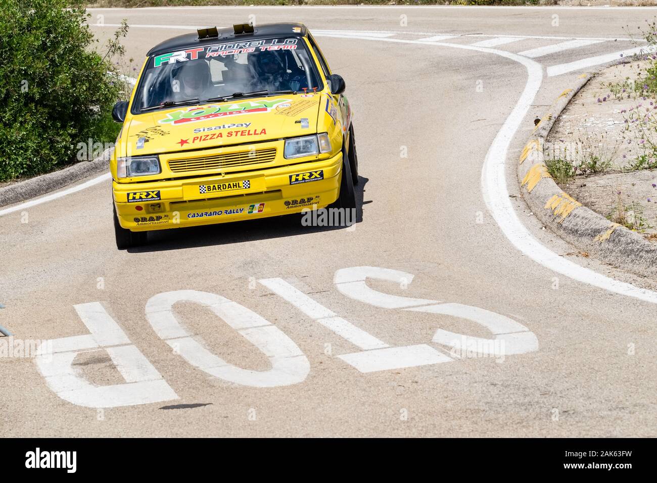 5 Renault sport jaune au rallye de Salento, une image qui exprime le concept d'arrêter. Banque D'Images