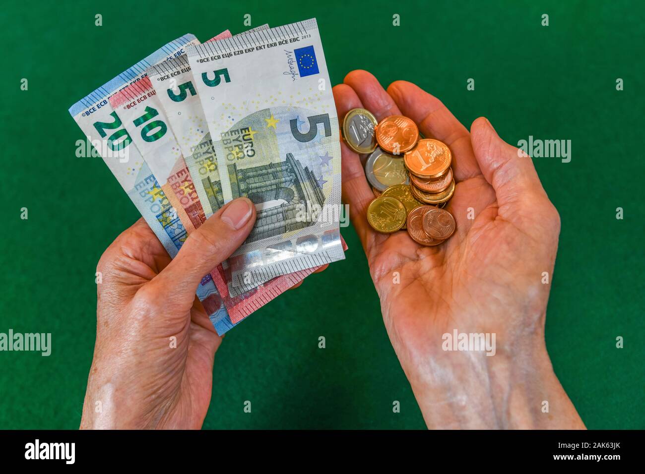 Photo symbole de la vieillesse, les mains d'une vieille femme, pensionné, avec de l'argent, Allemagne Banque D'Images