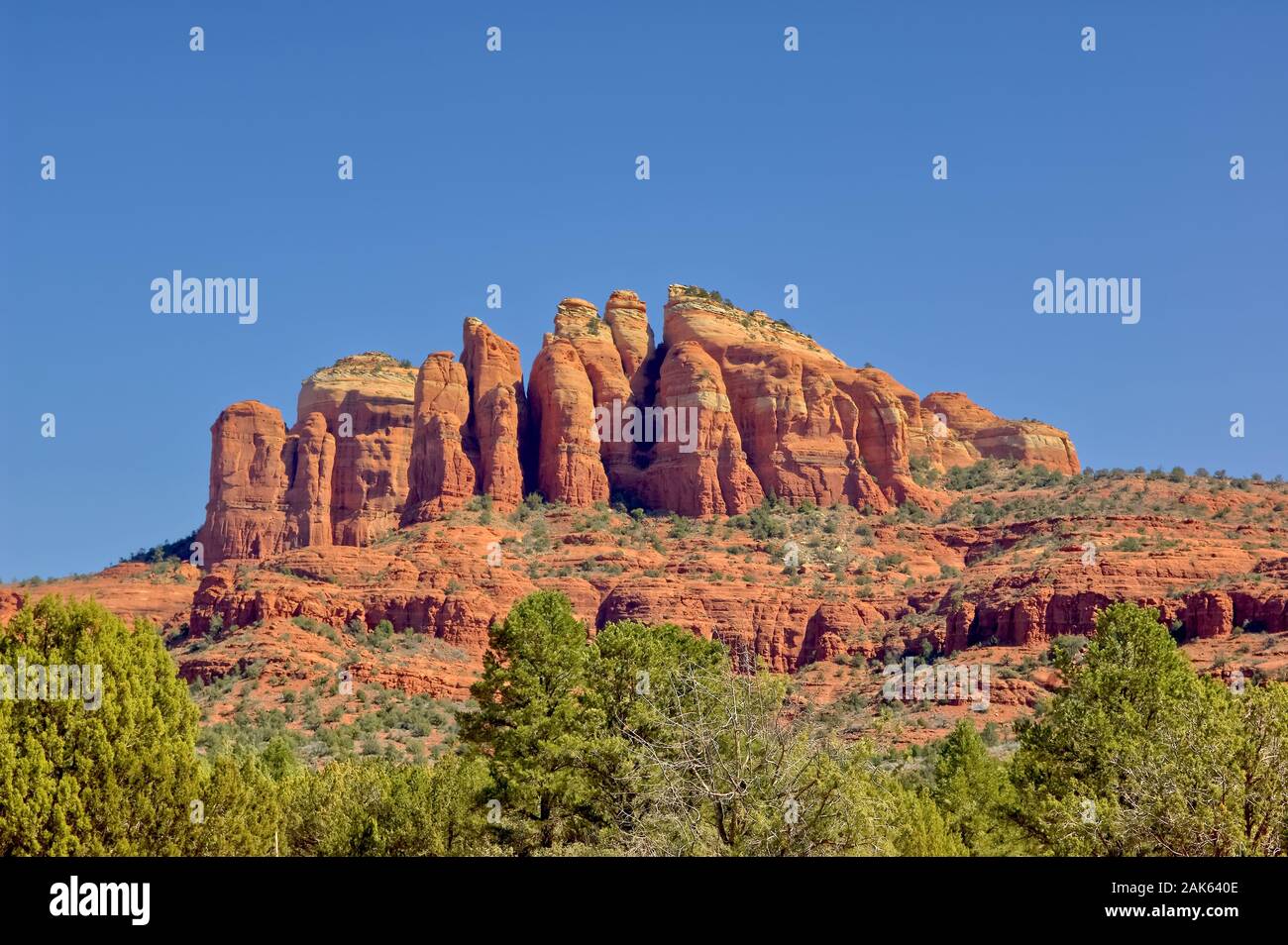Une vue de la cathédrale de Rock Sedona Verde Valley School Road sur son flanc sud-ouest. Banque D'Images