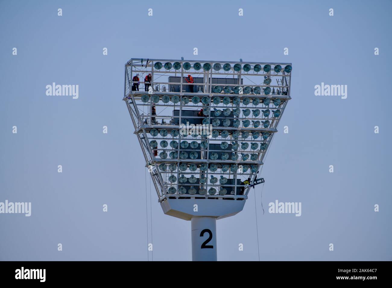 MCG - Melbourne Cricket Ground light tower ouvriers effectuant une mise à niveau de l'éclairage à LED et d'entretien Banque D'Images