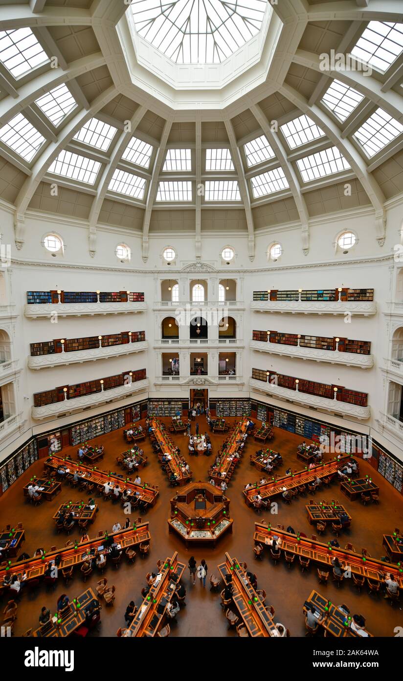 La salle de lecture en forme de dôme dans la bibliothèque de l'État de Victoria, Melbourne, Australie, avec les étudiants et la lecture avec cloutage des livres sur des étagères d'Arches Banque D'Images