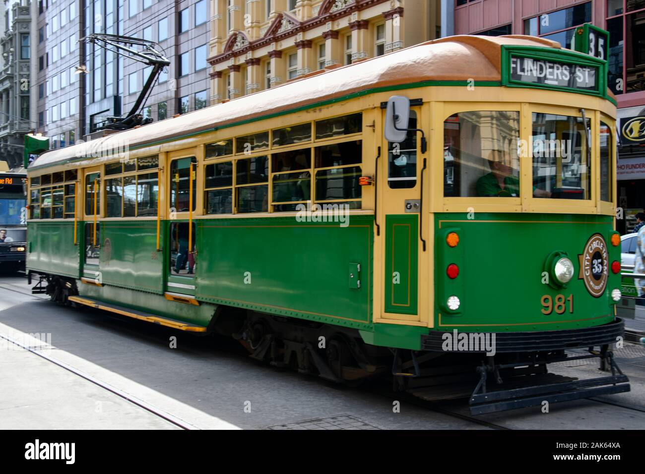 Melbourne célèbre tramway électrique vert et crème W-class 981 no 35 de la ville en bus hop on hop off à la Flinders Street Banque D'Images