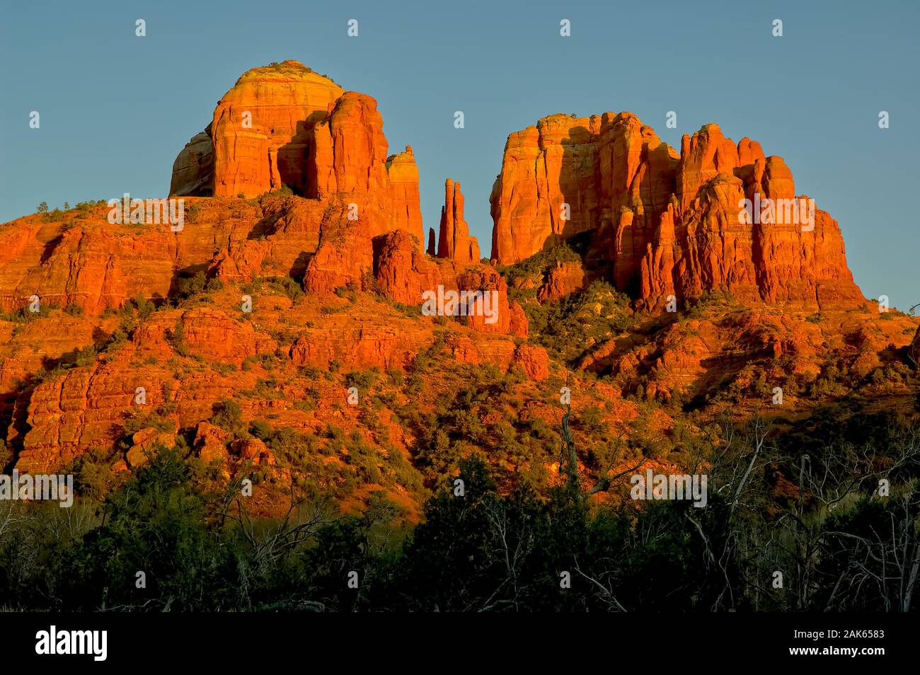 Cathedral Rock près de coucher du soleil Vue de la partie supérieure de la boucle de Red Rock en Arizona Sedona. Banque D'Images