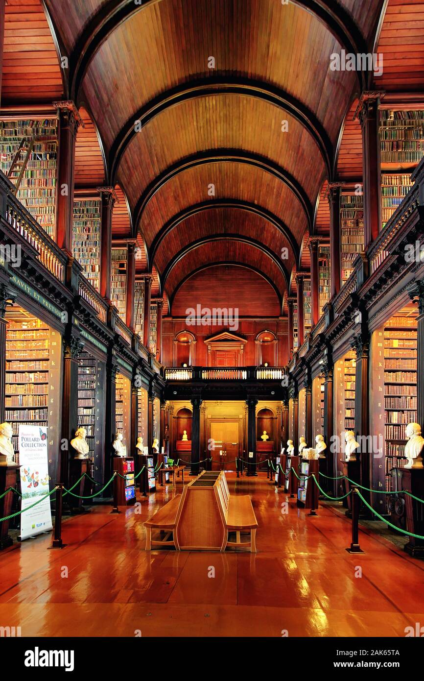 Dublin : Ancienne Bibliothèque der Universitaet Trinity College, Irlande | conditions dans le monde entier Banque D'Images