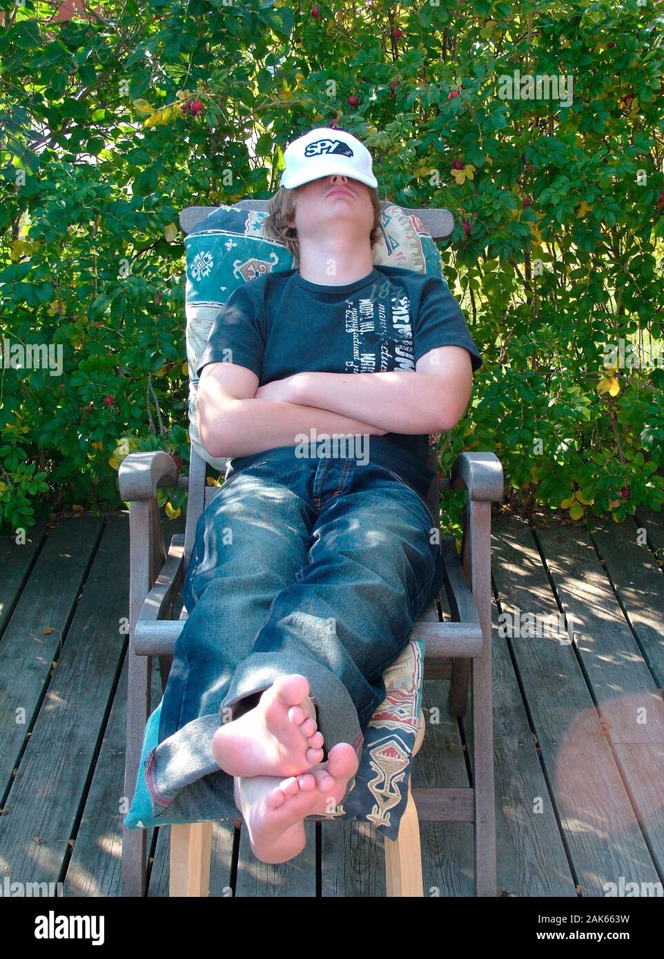 Un garçon qui fait une sieste Banque D'Images