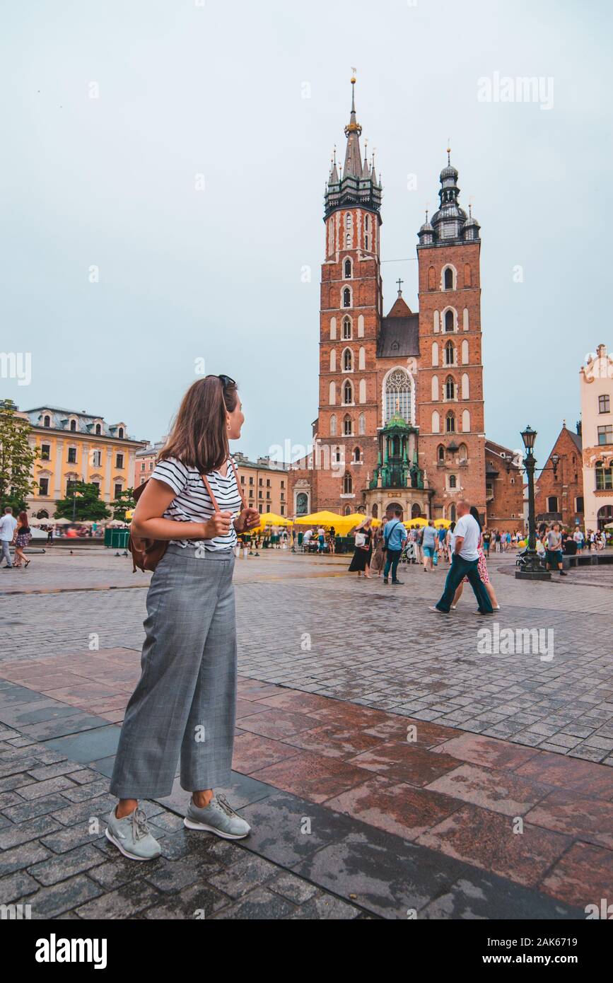Femme de tourisme à Cracovie place du marché central copy space Banque D'Images