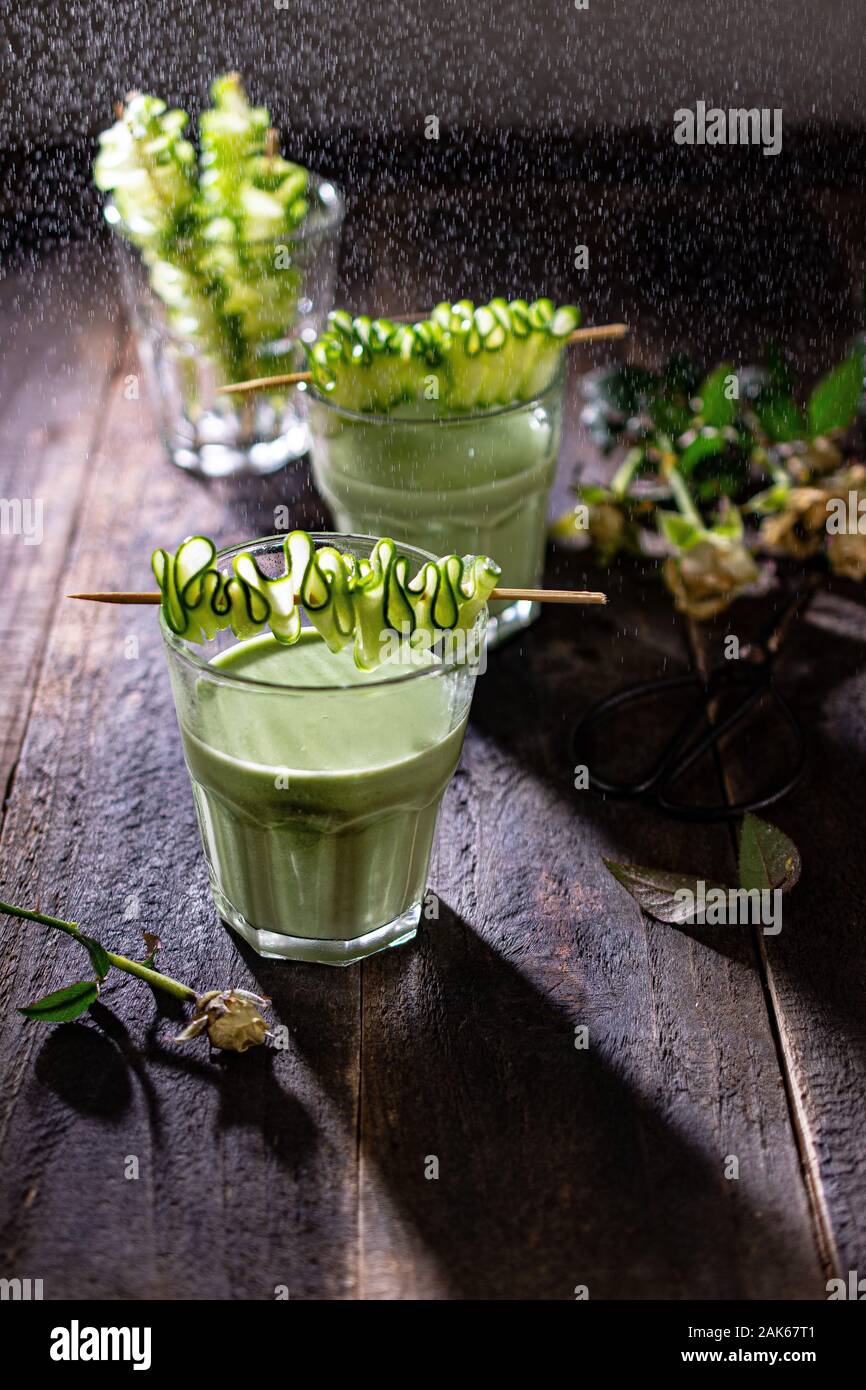 Smoothie vert.boisson saine.Faible teneur en matières grasses des aliments et boissons.Delicious protein Banque D'Images