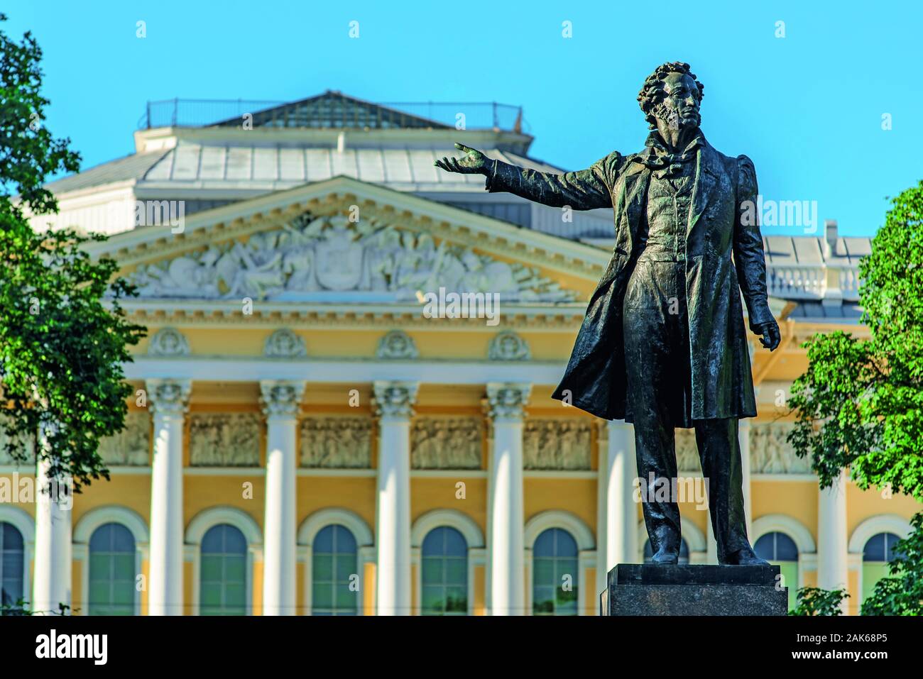 Platz der Kuenste : Puschkin-Denkmal Michaelspalast Michailowski-Palast (vor dem), Saint-Pétersbourg | conditions dans le monde entier Banque D'Images