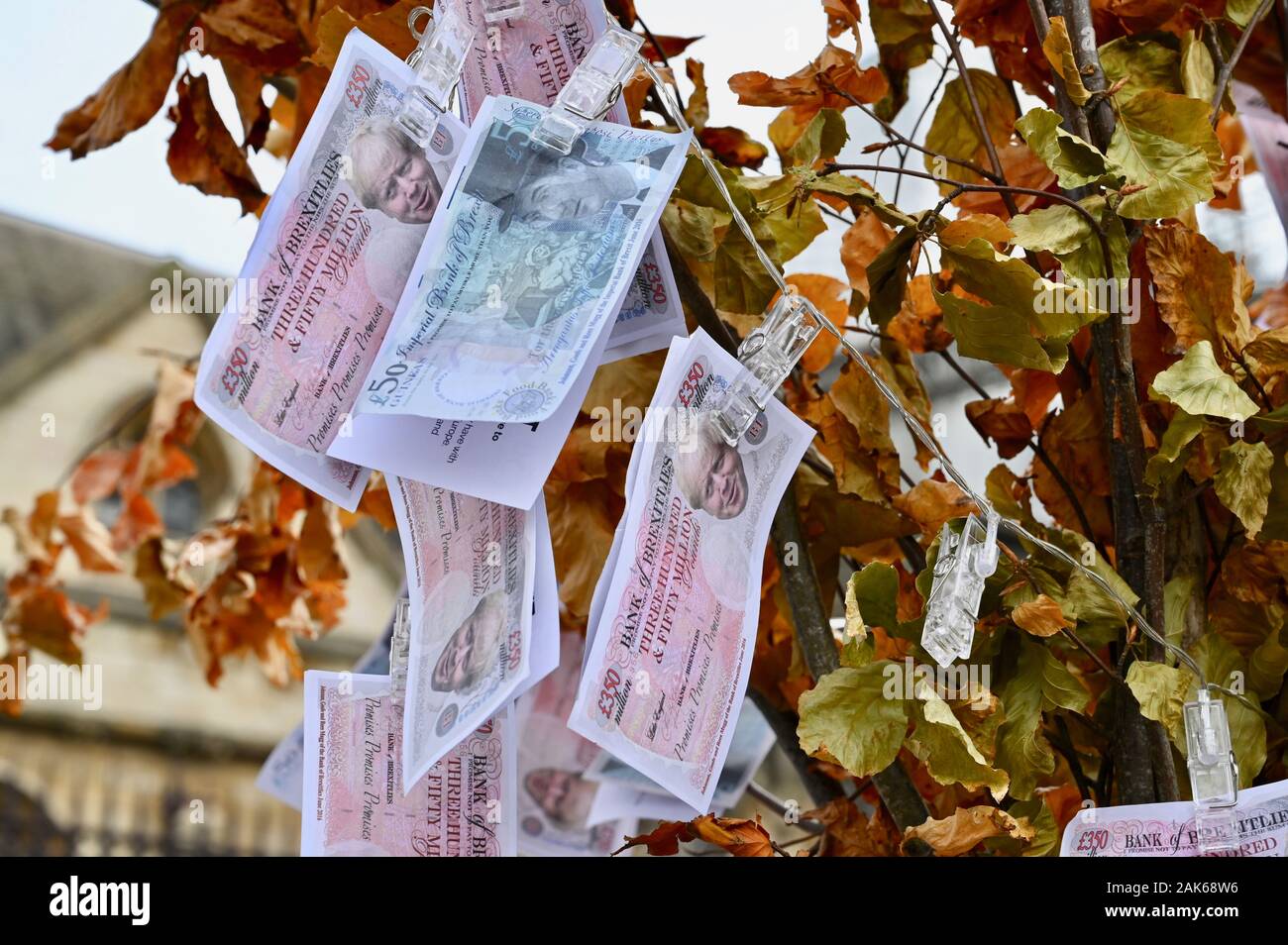 Un faux Boris Johnson Magic Brexit Arbre d'argent a été placé à l'extérieur du Parlement par les partisans de l'UE de montrer le véritable coût de Brexit. Chambres du Parlement, Westminster, Londres. UK Banque D'Images