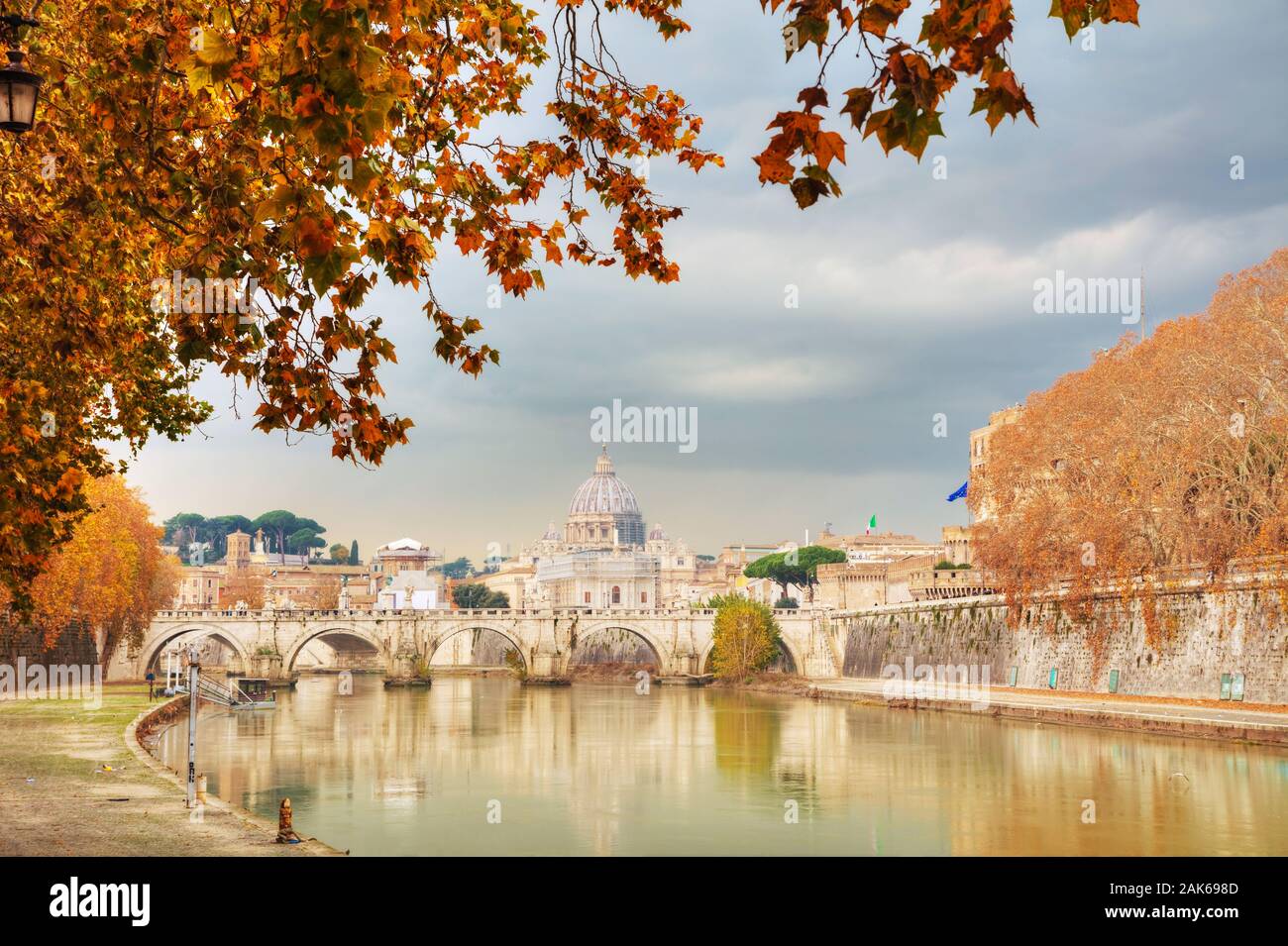 Aperçu de Rome avec la Basilique Papale de Saint Pierre dans la Cité du Vatican à l'automne Banque D'Images