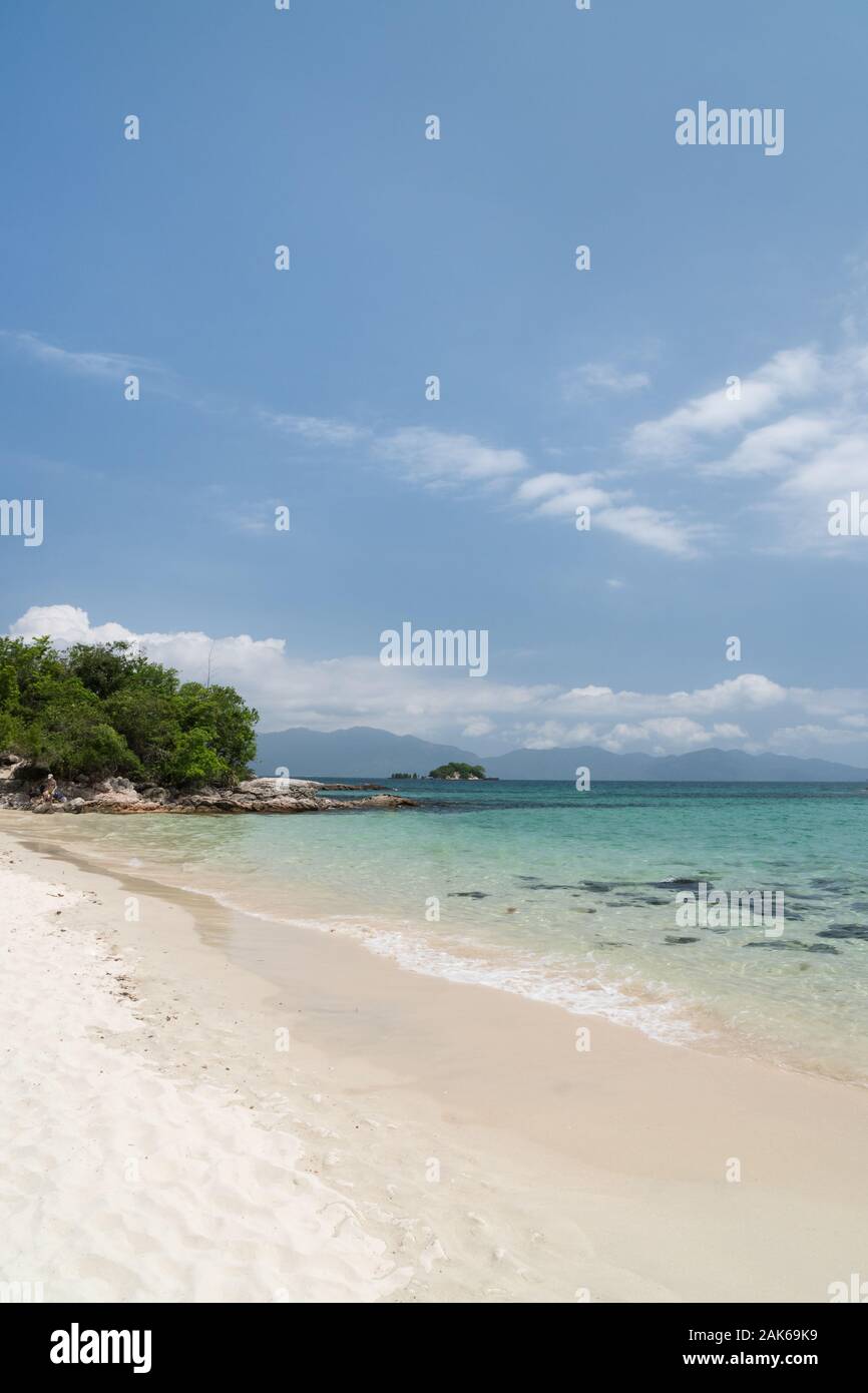 Tropical Beach sur l'île Ilha Cataguas au large de Angra dos Reis dans l'Etat de Rio de Janeiro, Brésil Banque D'Images