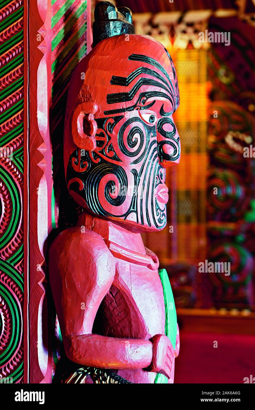 Nordinsel : Ahnenfigur Whakatane, IM, l'expérience d'immersion culturelle Mataatua traditionelles Versammlungshaus Maori-Kultur Münz-schubladenelement, mit authentischer Banque D'Images