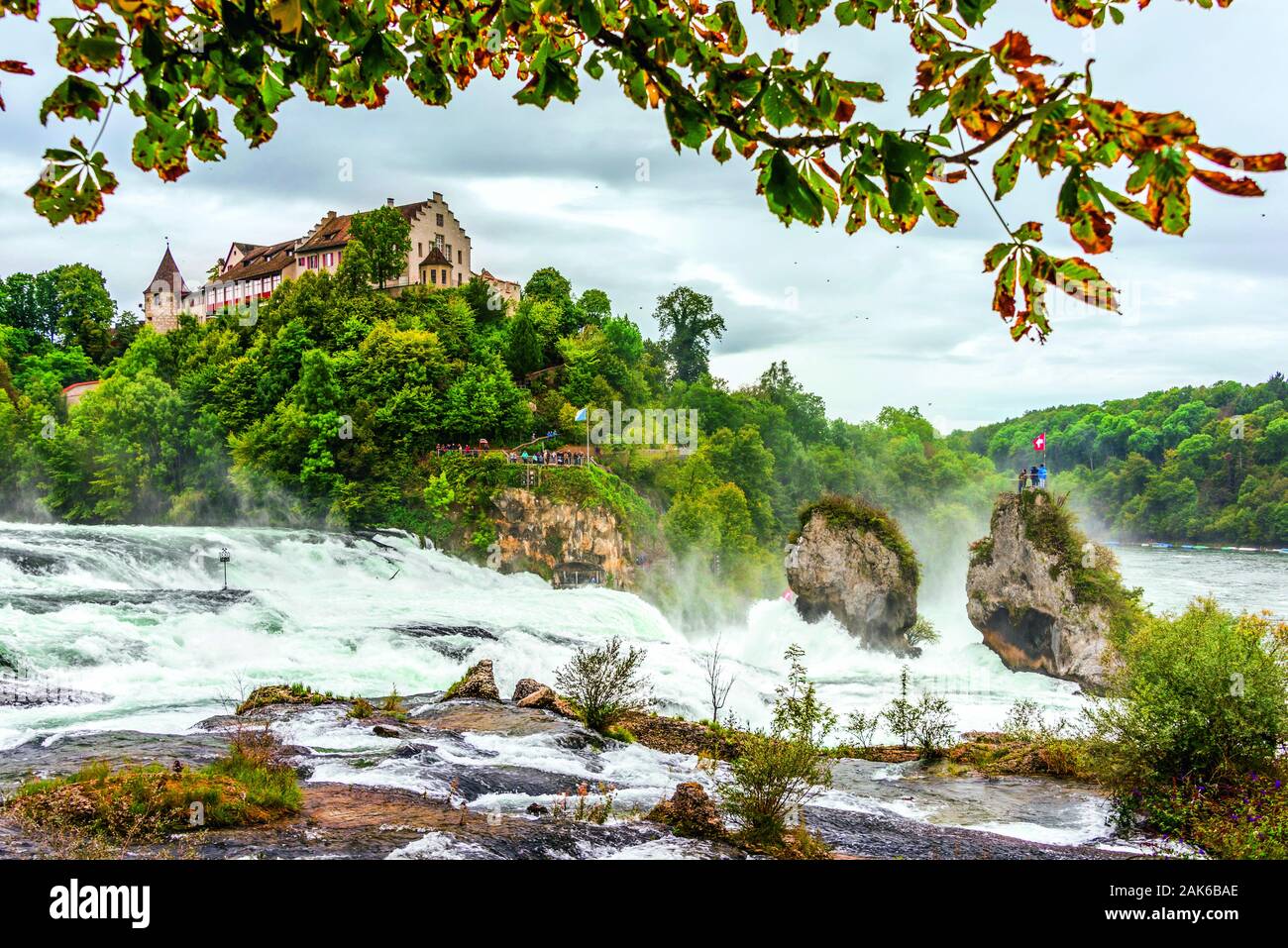 Kanton Schaffhausen : Rheinfall à Schaffhausen, im Hintergrund Schloss Laufen, Schweiz | utilisée dans le monde entier Banque D'Images