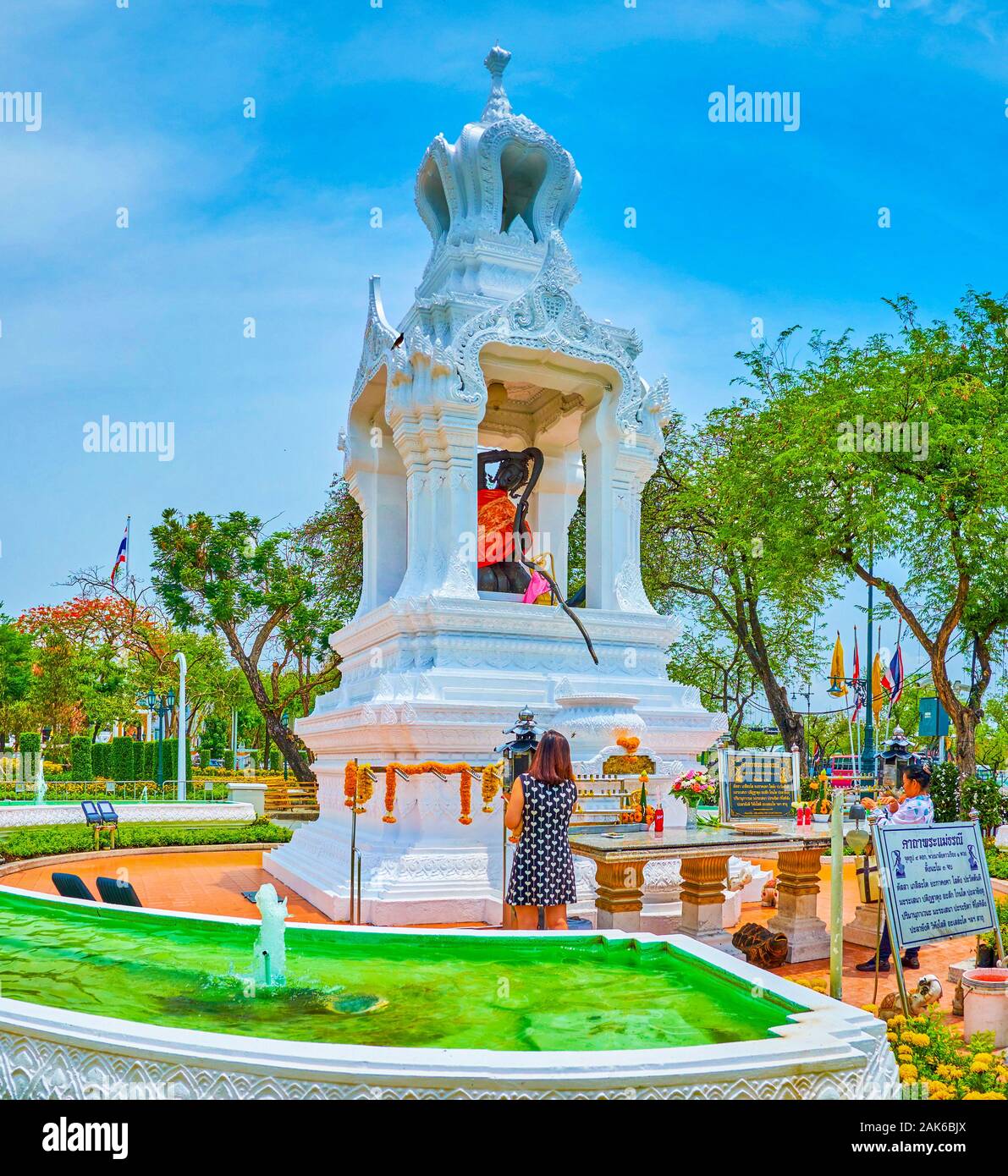 BANGKOK, THAÏLANDE - 15 avril 2019 : Le petit sanctuaire sculpté avec la sculpture de la déesse Terre Mère aux cheveux longs, le 15 avril à Bangkok Banque D'Images
