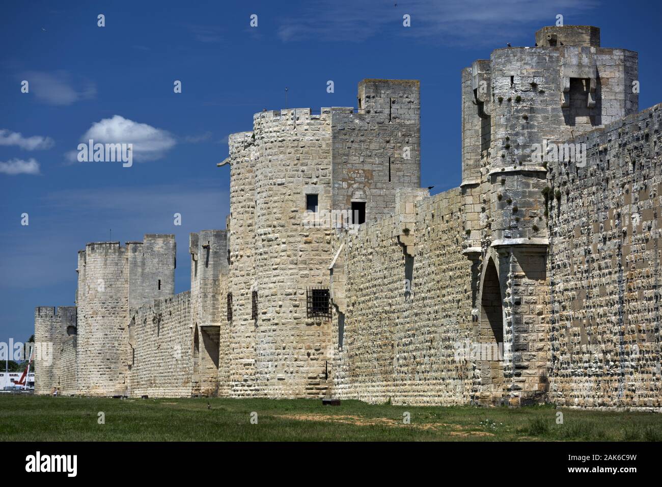 Aigues-Mortes : vollstaendig erhaltene Stadtmauer rund um den historischen Stadtkern, Provence | Le monde d'utilisation Banque D'Images