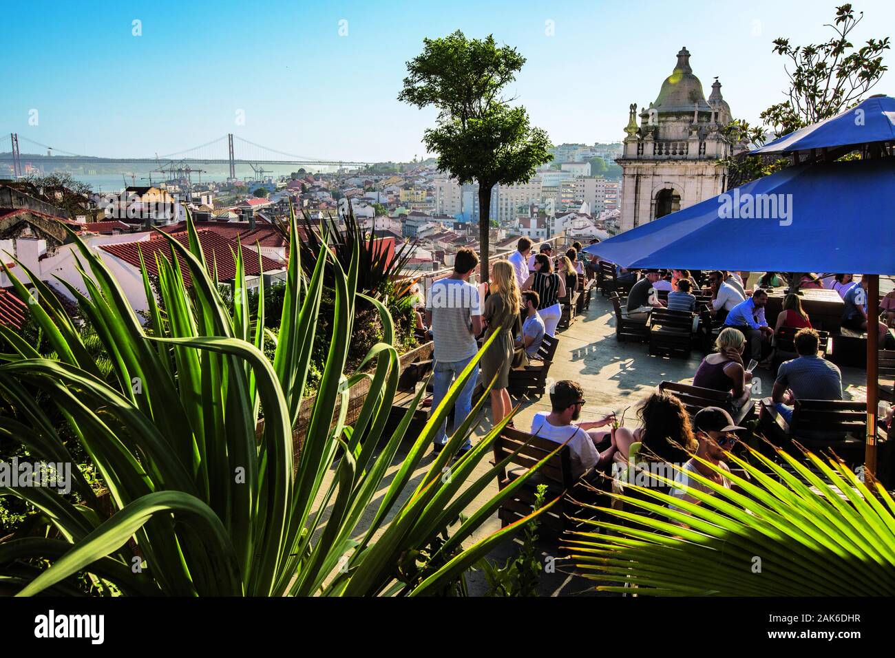 Bairro Alto : Rooftop-Bar Stadtviertel "Park" auf dem Dach von Parkhauses,  Lissabon | utilisée dans le monde entier Photo Stock - Alamy