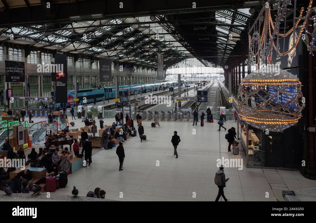 *** Strictement AUCUNE VENTES À DES MÉDIAS OU DES ÉDITEURS FRANÇAIS *** 05 janvier, 2020 - Paris, France : Les gens dans le hall de la Gare de Lyon à Paris, un mois après le début d'une grève des transports publics contre le plan de réforme des pensions du gouvernement. La plupart des transports publics de la région parisienne ont été gravement touchées par le mouvement de protestation sur le plan de réforme des pensions du gouvernement, entraînant de graves conséquences économiques. Banque D'Images