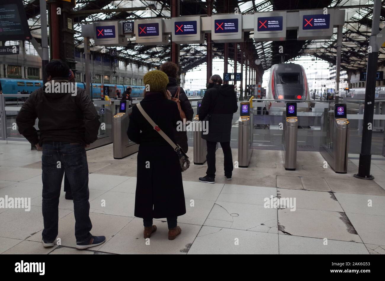 *** Strictement AUCUNE VENTES À DES MÉDIAS OU DES ÉDITEURS FRANÇAIS *** 05 janvier, 2020 - Paris, France : Les gens dans le hall de la Gare de Lyon à Paris, un mois après le début d'une grève des transports publics contre le plan de réforme des pensions du gouvernement. La plupart des transports publics de la région parisienne ont été gravement touchées par le mouvement de protestation sur le plan de réforme des pensions du gouvernement, entraînant de graves conséquences économiques Banque D'Images