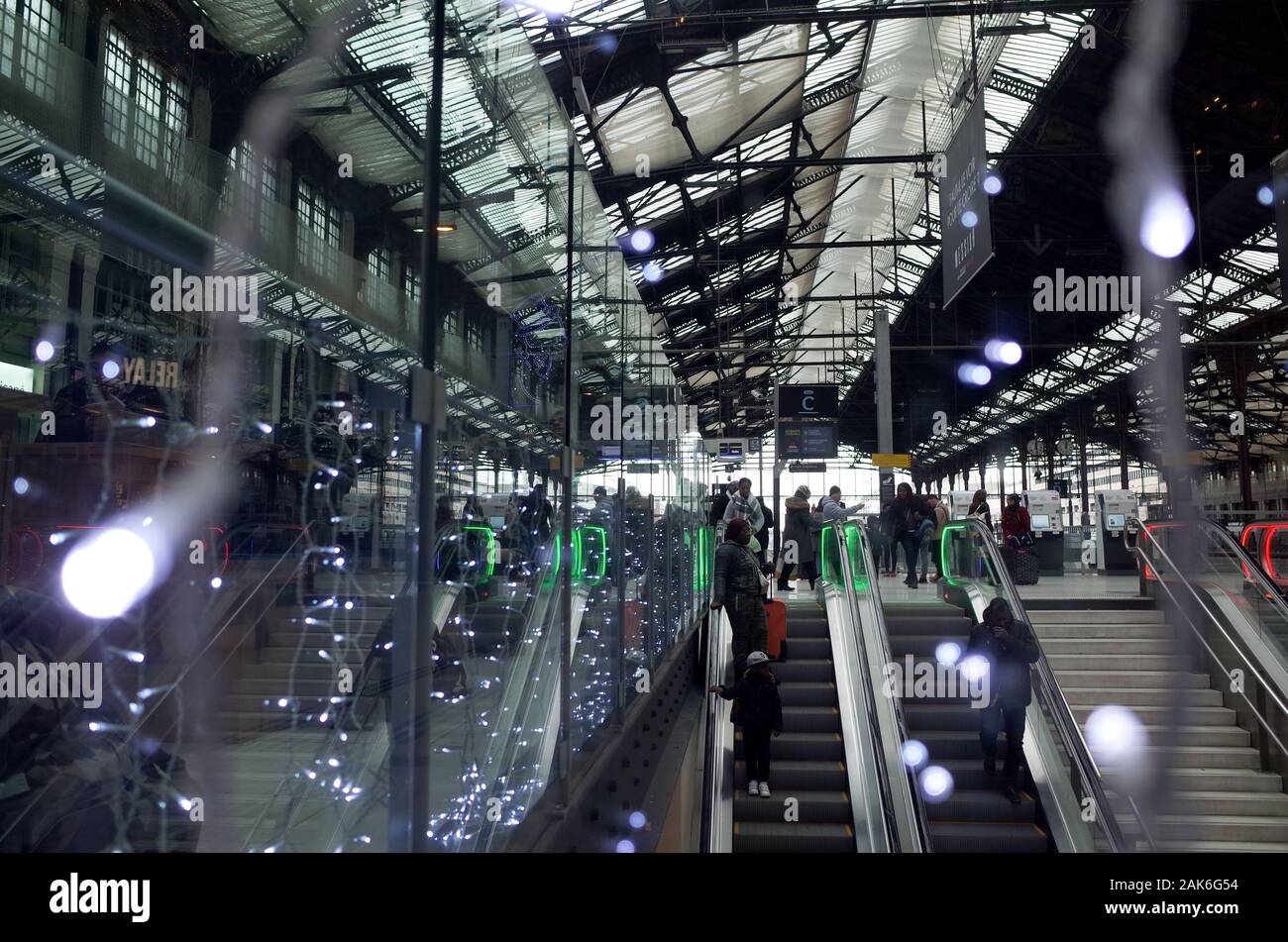 *** Strictement AUCUNE VENTES À DES MÉDIAS OU DES ÉDITEURS FRANÇAIS *** 05 janvier, 2020 - Paris, France : Les gens dans le hall de la Gare de Lyon à Paris, un mois après le début d'une grève des transports publics contre le plan de réforme des pensions du gouvernement. La plupart des transports publics de la région parisienne ont été gravement touchées par le mouvement de protestation sur le plan de réforme des pensions du gouvernement, entraînant de graves conséquences économiques Banque D'Images