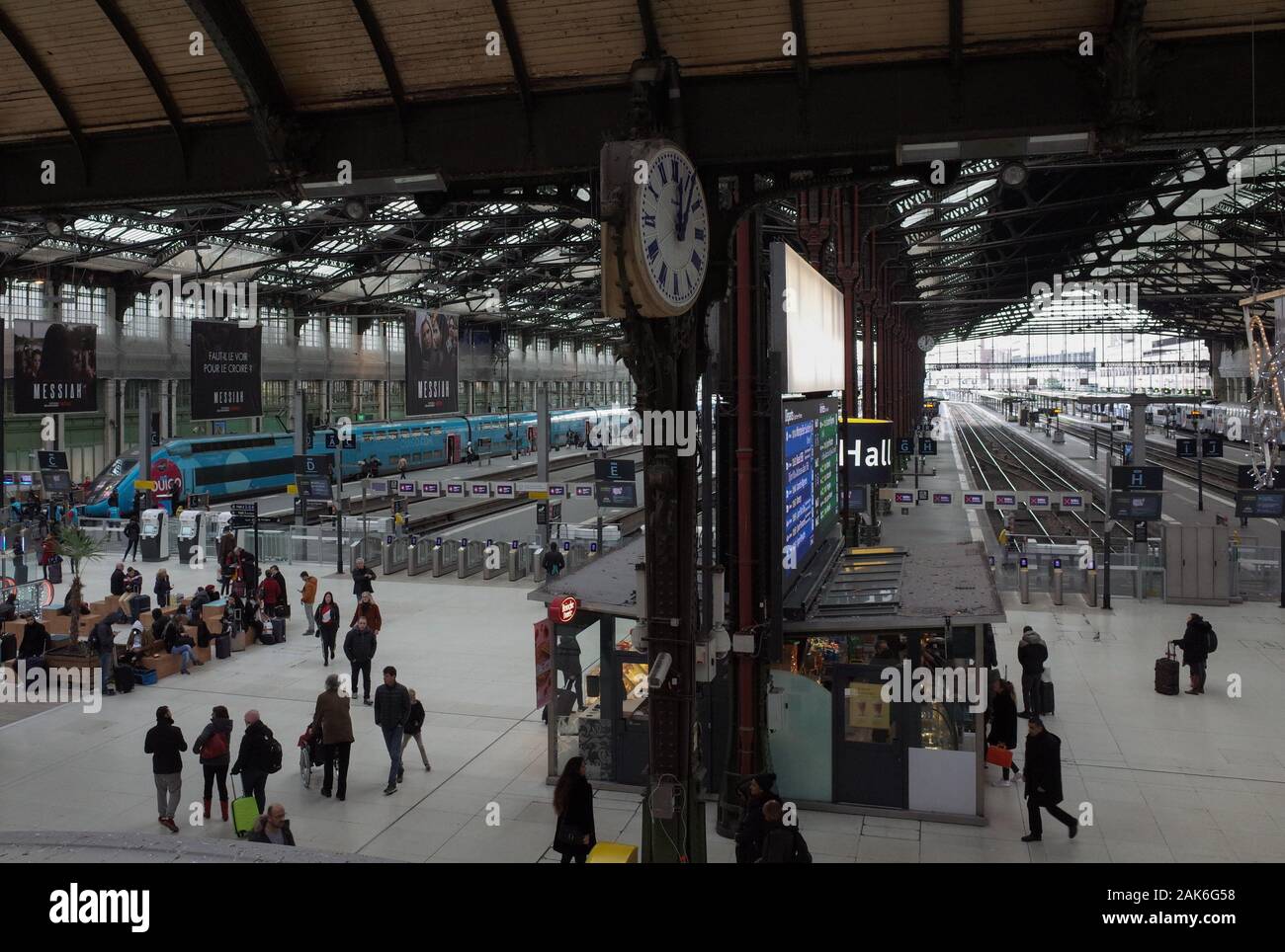 *** Strictement AUCUNE VENTES À DES MÉDIAS OU DES ÉDITEURS FRANÇAIS *** 05 janvier, 2020 - Paris, France : Les gens dans le hall de la Gare de Lyon à Paris, un mois après le début d'une grève des transports publics contre le plan de réforme des pensions du gouvernement. La plupart des transports publics de la région parisienne ont été gravement touchées par le mouvement de protestation sur le plan de réforme des pensions du gouvernement, entraînant de graves conséquences économiques Banque D'Images