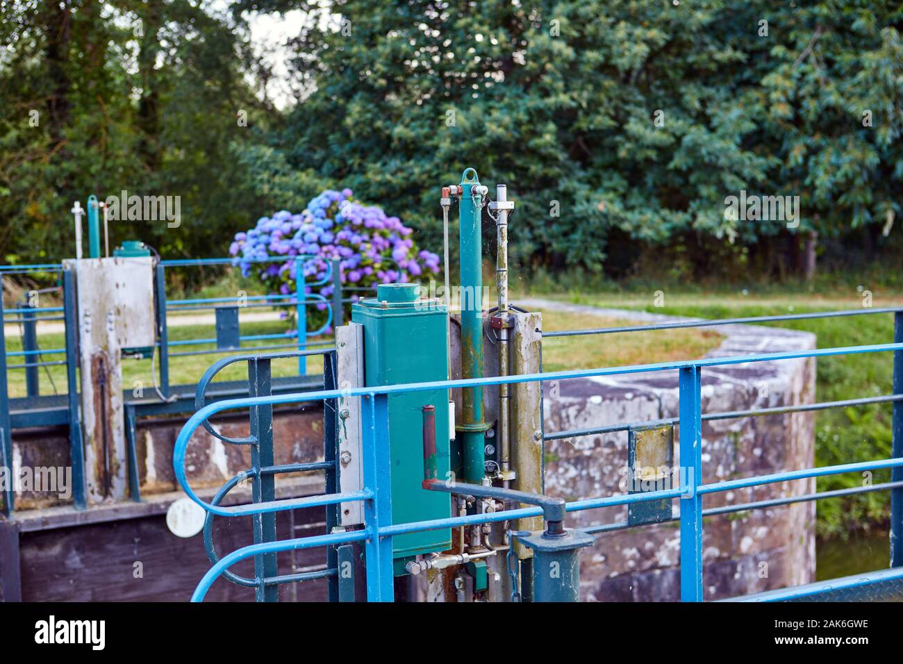 Image de verrouiller la porte de l'équipement hydraulique de padel. Canal d'ille et Rance, Hede, Bretagne, France Banque D'Images