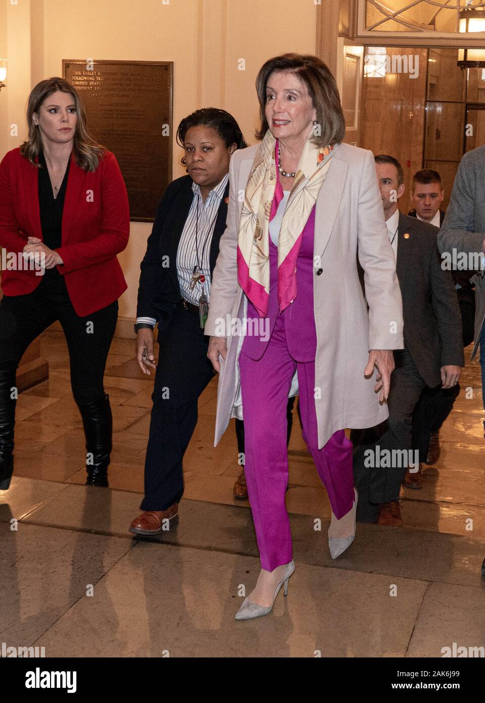 Washington, United States. 07Th Jan, 2020. Le président de la Chambre des représentants des Etats-Unis Nancy Pelosi (D-CA) se rend à son bureau sur la colline du Capitole à Washington, DC le Mardi, Janvier 7, 2020. Photo de Ken Cedeno/UPI. Credit : UPI/Alamy Live News Banque D'Images