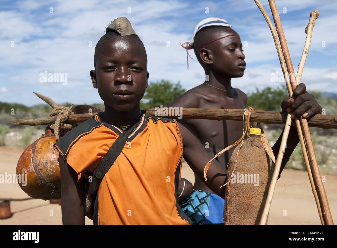 Namibie : junge Himba-Maenner Nordwesten Kaokoveld gi, Namibie | conditions dans le monde entier Banque D'Images
