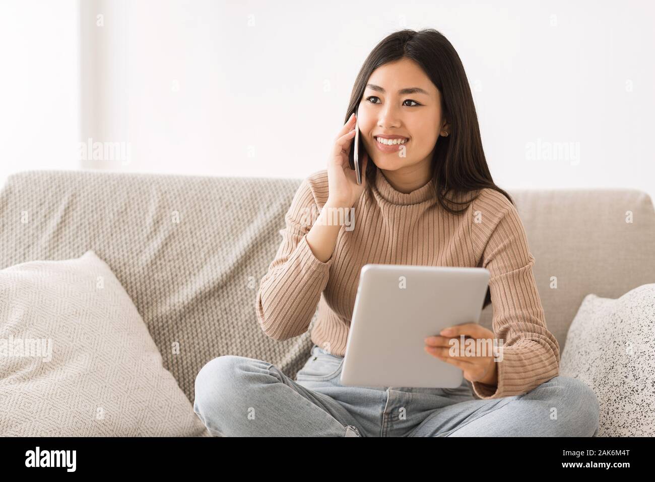 Concept de recrutement. Chômeurs girl talking on cellphone et holding tablet, l'ordonnancement job interview Banque D'Images