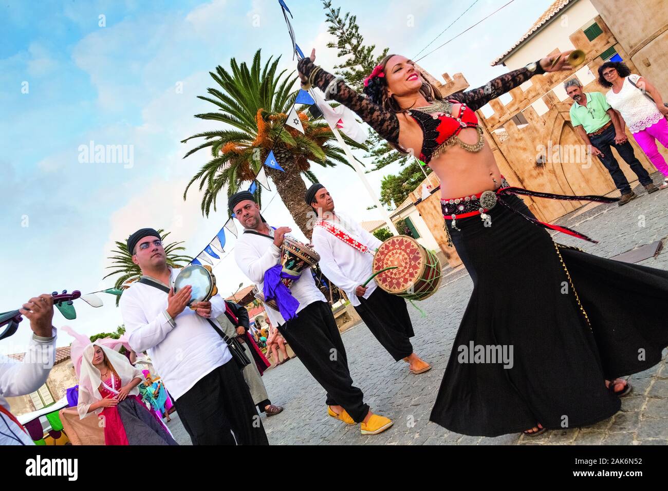 Insel Porto Santo : Kolumbus-Festival (Festival de Colombo) Umzuegen Tanzvorfuehrungen und mit à Vila Baleira, Madeira | conditions dans le monde entier Banque D'Images