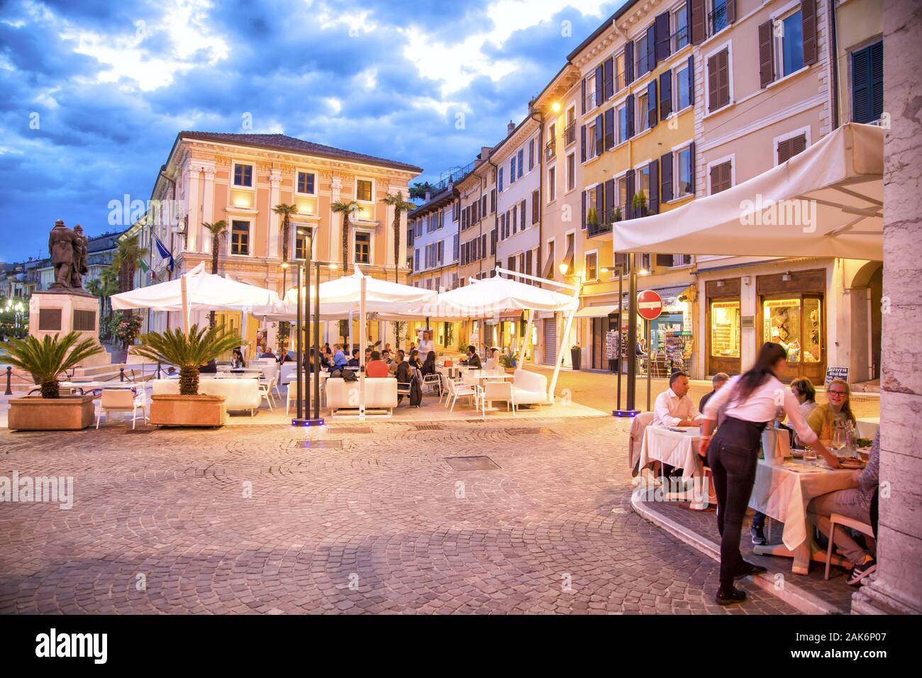 Lombardie/Salo : Abendstimmung auf der Piazza della Vittoria, Gardasee | conditions dans le monde entier Banque D'Images