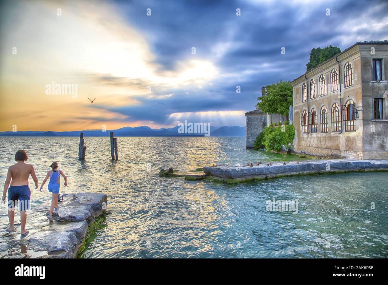 Venezien/Halbinsel Punta San Virgilio : Motorboot vor der Villa Guarienti di Brenzone, Gardasee | conditions dans le monde entier Banque D'Images