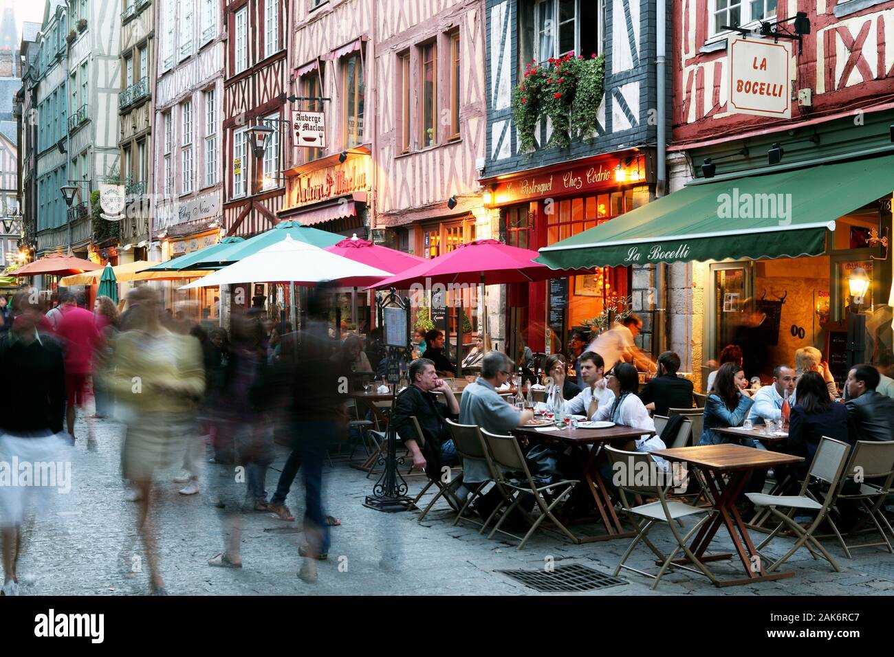 Rouen : Cafés Restaurants und in der Rue Martainville, Normandie | utilisée dans le monde entier Banque D'Images