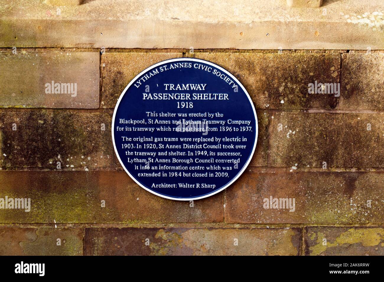Plaque Bleue Pour L'Abri Des Passagers Du Tramway Banque D'Images