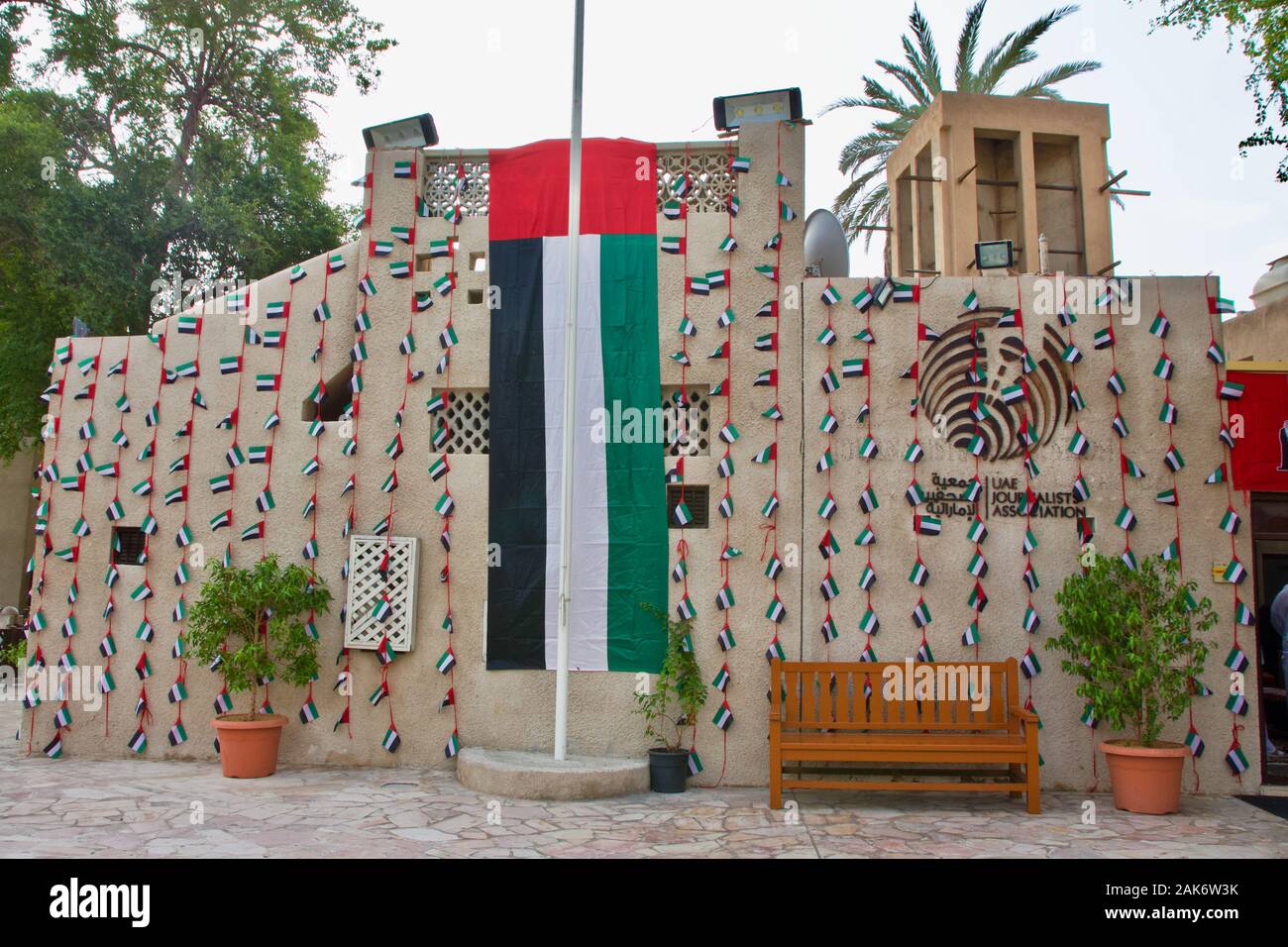 L'Association des journalistes des EAU à Dubaï décoré avec les EAU flag Banque D'Images