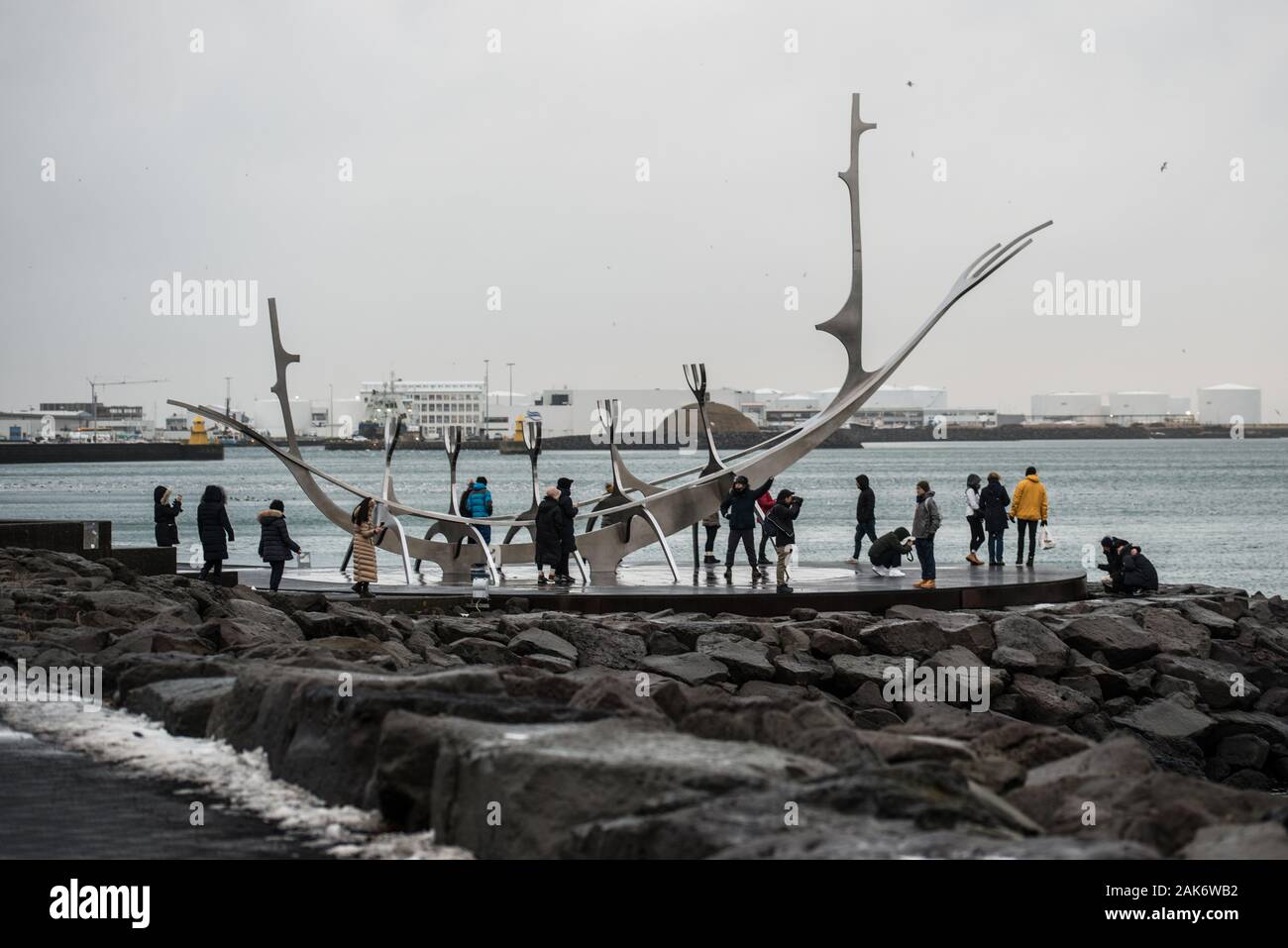 Le soleil Voyager (Islandais : Sólfar) est une sculpture par Jón Gunnar Árnason, situé à côté de la route Saebraut à Reykjavík, Islande. Bien Voyager est descr Banque D'Images