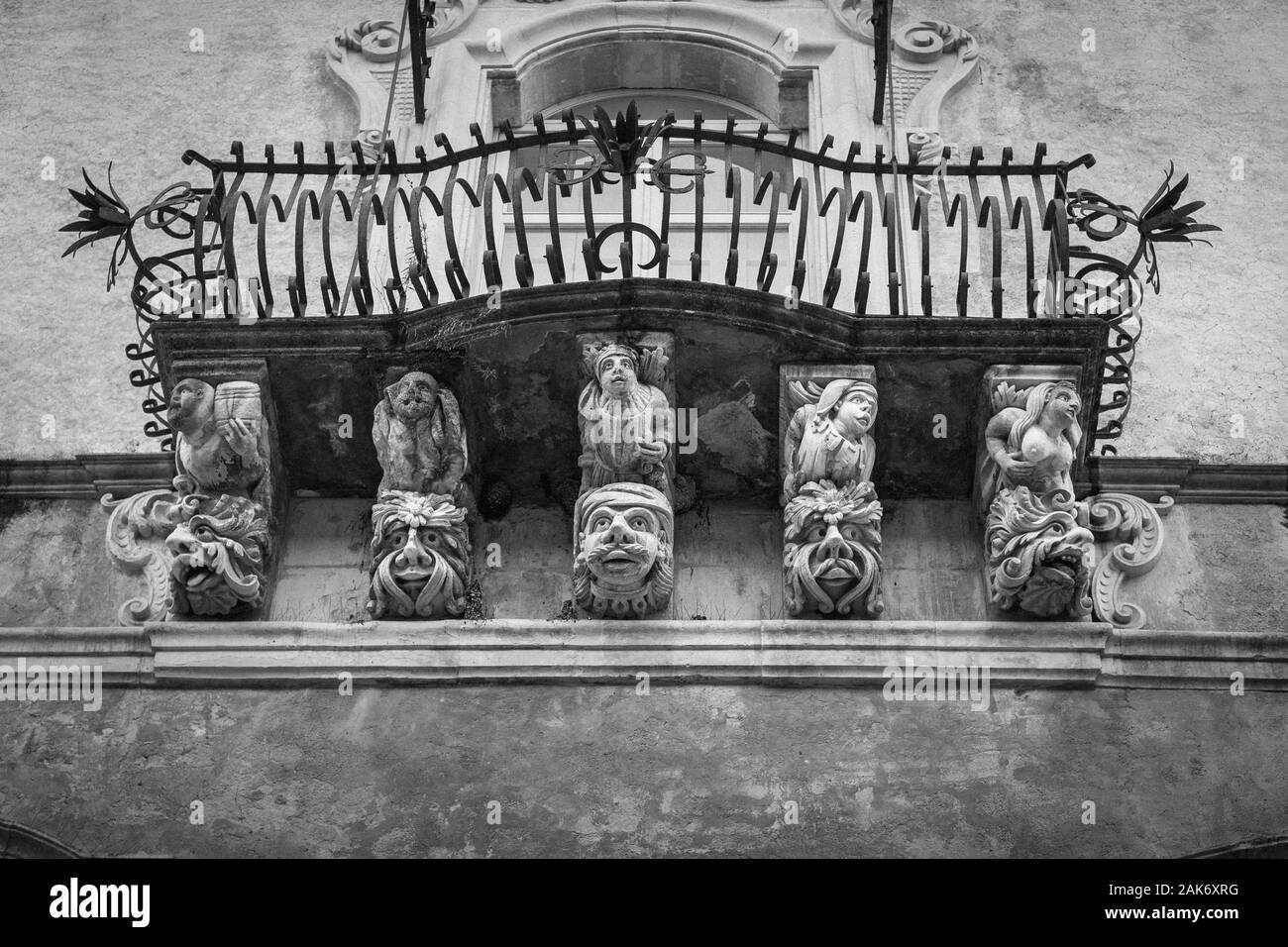 Masques Grottesque, balcon du Palazzo Cosentini, Ragusa Ibla, Sicile, Italie Banque D'Images