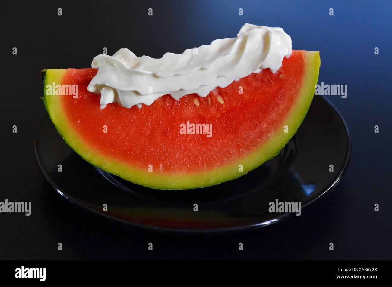 Un dessert sucré et gourmand, de crème Chantilly et d'une tranche de melon d'eau frais et biologiques Banque D'Images