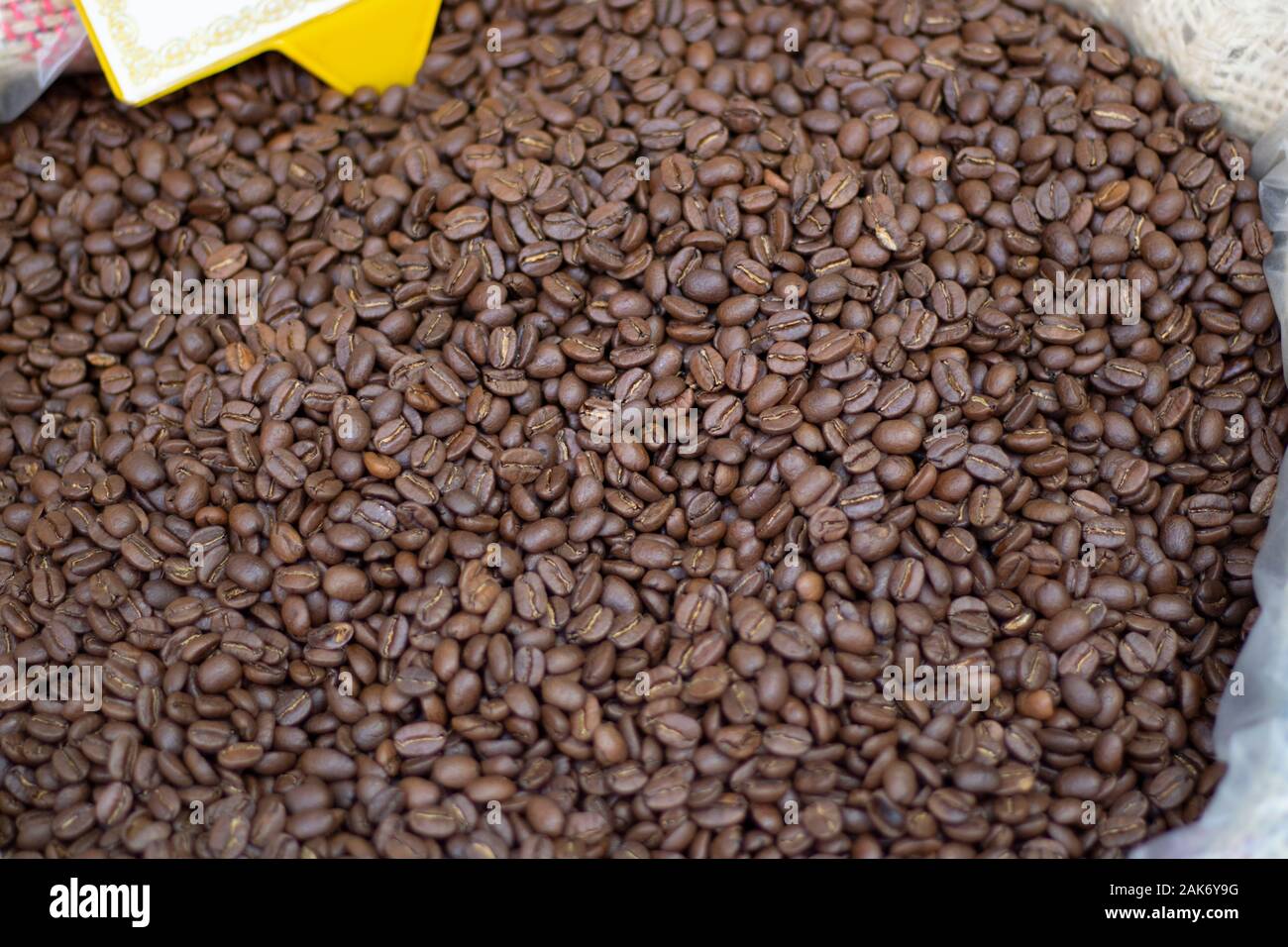 Café en grains close-up en sac. Il a été photographié devant le café. Banque D'Images