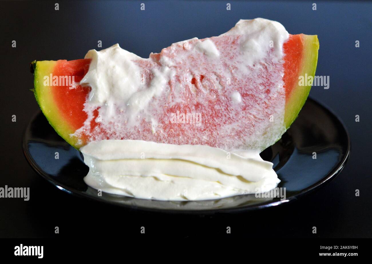 Un dessert sucré et gourmand, de crème Chantilly et d'une tranche de melon d'eau frais et biologiques Banque D'Images