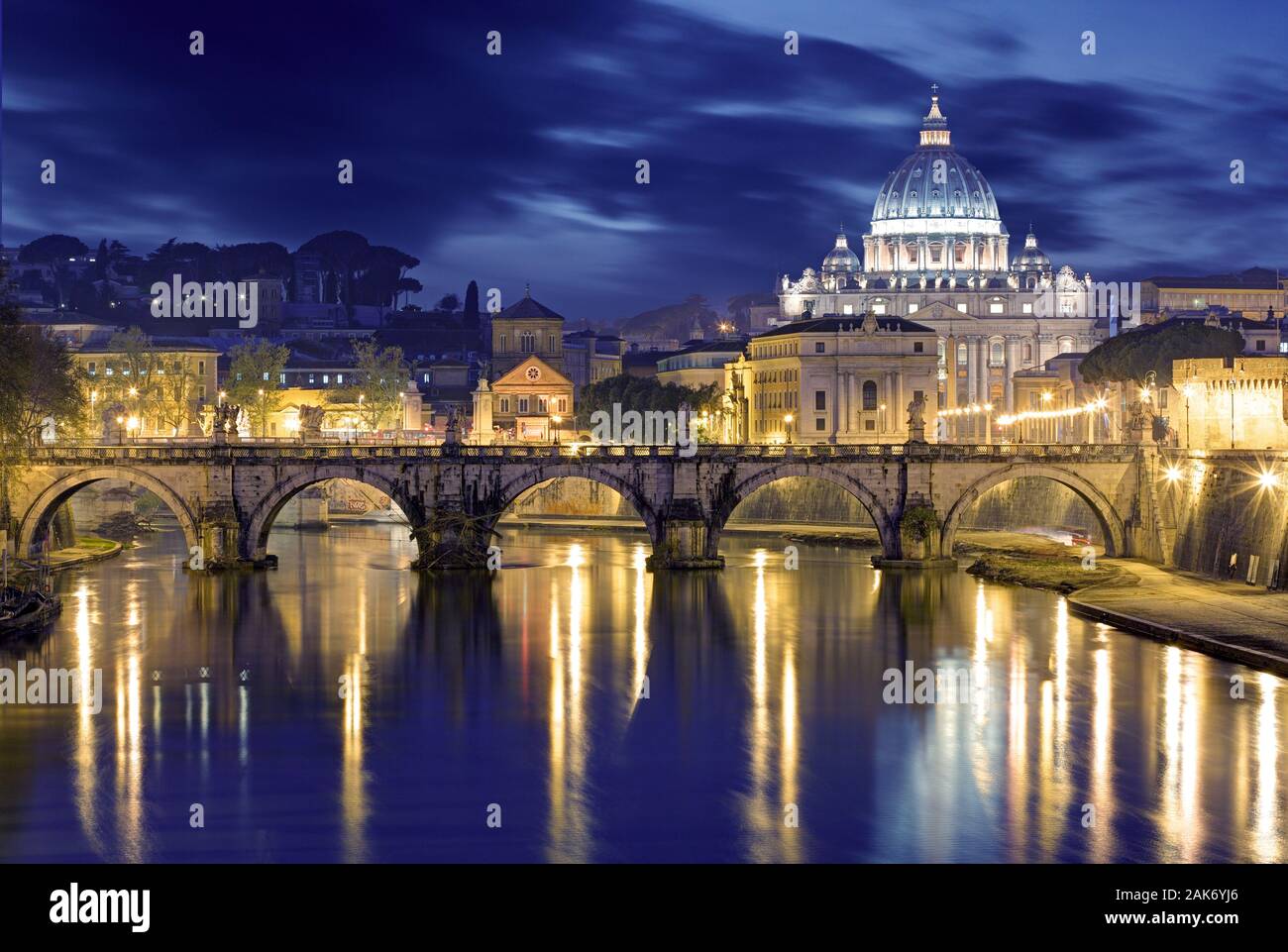 Nuit libre de la Basilique St Pierre, Ponte Sant'Angelo et le Tibre à Rome - Italie. Banque D'Images