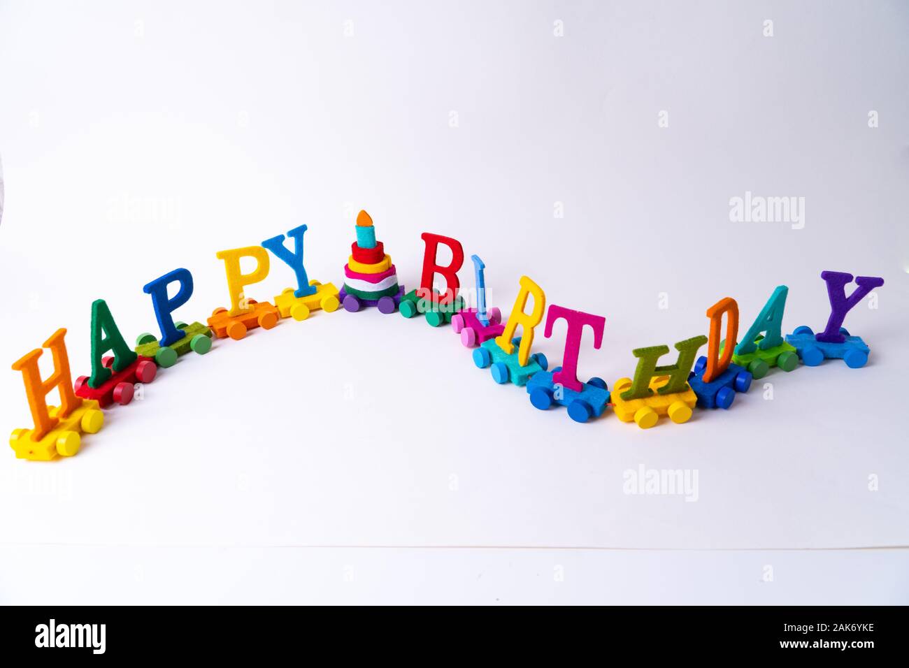 Un train avec le mot 'Happy Birthday' et un gâteau d'anniversaire sur fond blanc Banque D'Images